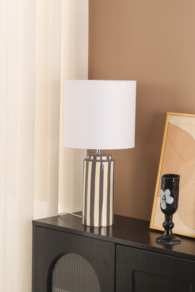Faro 50cm Grau/Weiß tischlampe Von Nordic Lighting - Der Lampenfu&szlig; aus Keramik besticht durch seine cremewei&szlig;e Basis und graue Streifen, die einen lebendigen und zugleich harmonischen Eindruck erzeugen.