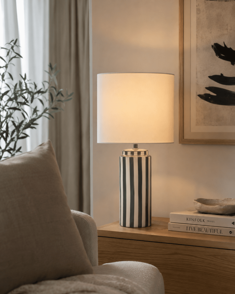 Faro 50cm Grau/Weiß tischlampe Von Nordic Lighting - Der Lampenfu&szlig; aus Keramik besticht durch seine cremewei&szlig;e Basis und graue Streifen, die einen lebendigen und zugleich harmonischen Eindruck erzeugen.