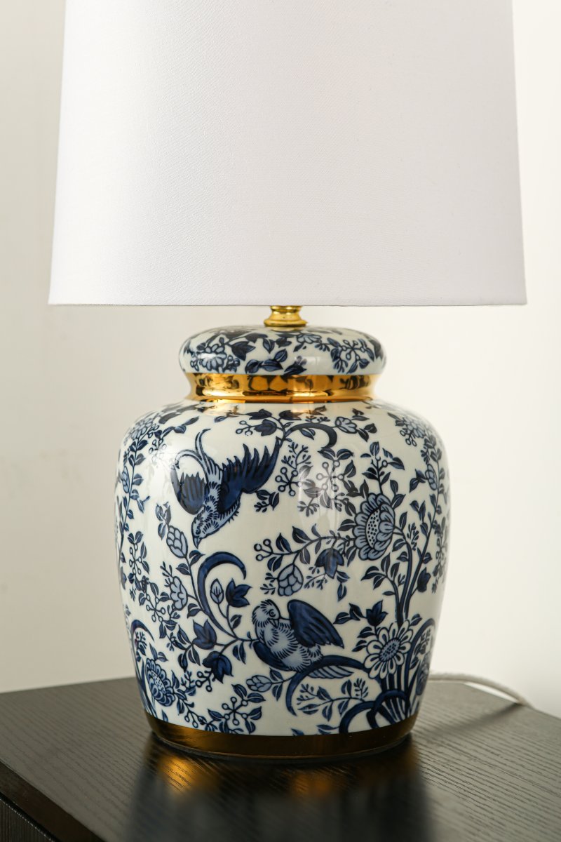 Blomstermåla 43cm Blau tischlampe Von Lampan - Vacker bordslampa med dekorativt bl&aring;tt och vitt m&ouml;nster p&aring; porslinbasen med m&auml;ssingdetaljer.
