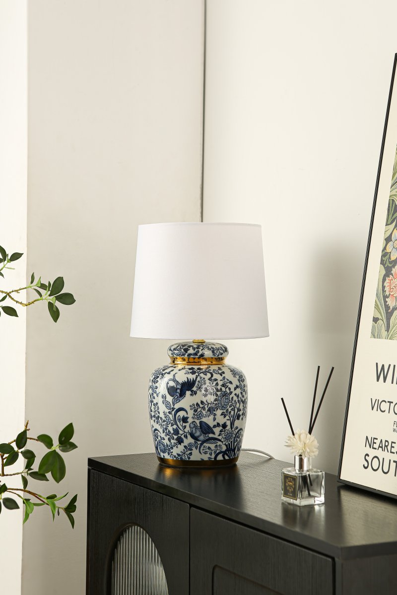 Blomstermåla 43cm Blau tischlampe Von Lampan - Vacker bordslampa med dekorativt bl&aring;tt och vitt m&ouml;nster p&aring; porslinbasen med m&auml;ssingdetaljer.