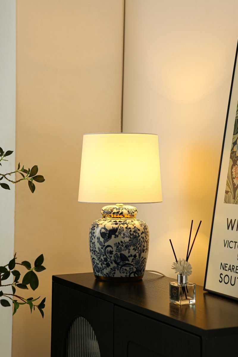 Blomstermåla 43cm Blau tischlampe Von Lampan - Vacker bordslampa med dekorativt bl&aring;tt och vitt m&ouml;nster p&aring; porslinbasen med m&auml;ssingdetaljer.