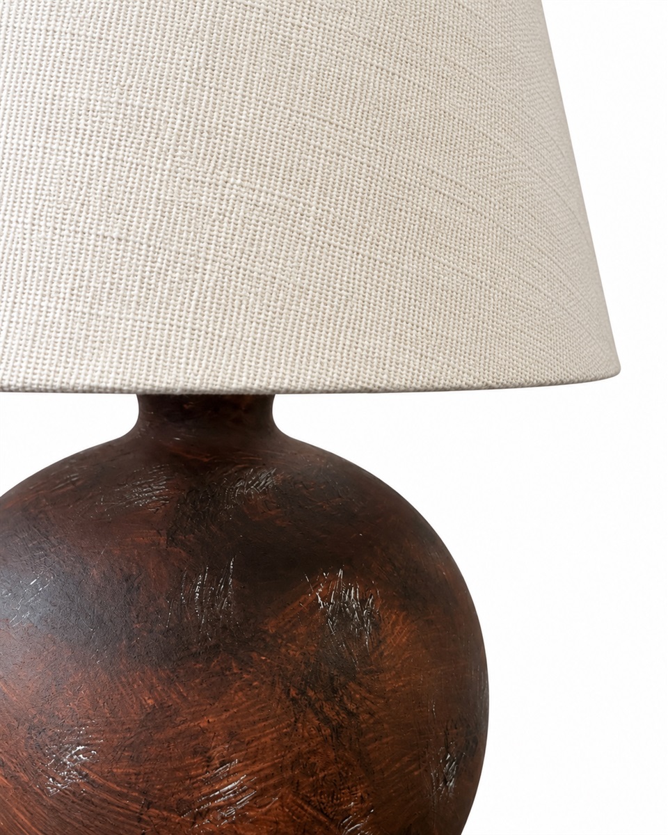 Bellmini 30cm Dunkelbraun tischlampe Von Nordic Lighting - Die klassische Form und der warme Farbton schaffen eine zeitlose und behagliche Atmosphäre.
