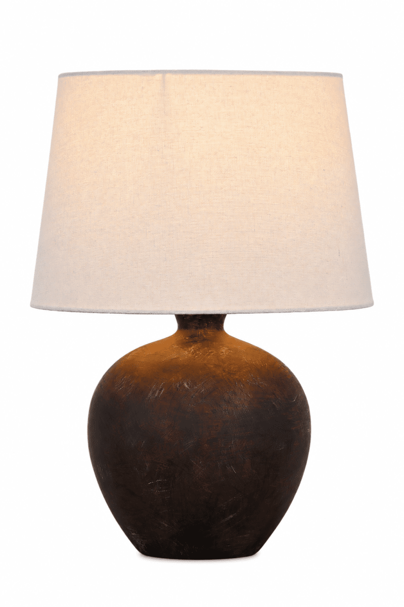 Bella 42cm Dunkelbraun tischlampe Von Nordic Lighting - Die klassische Form und der warme Farbton sorgen f&uuml;r ein zeitloses und wohnliches Ambiente.