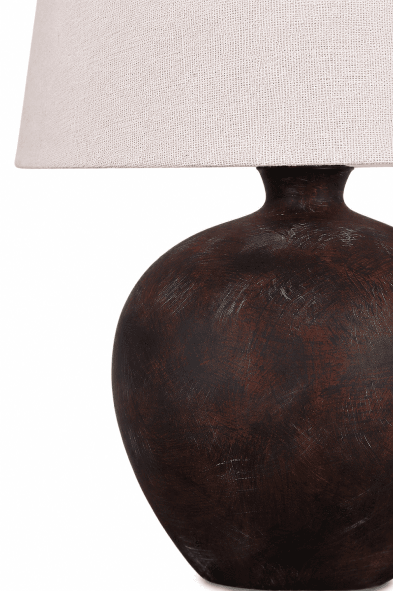 Bella 42cm Dunkelbraun tischlampe Von Nordic Lighting - Die klassische Form und der warme Farbton sorgen f&uuml;r ein zeitloses und wohnliches Ambiente.