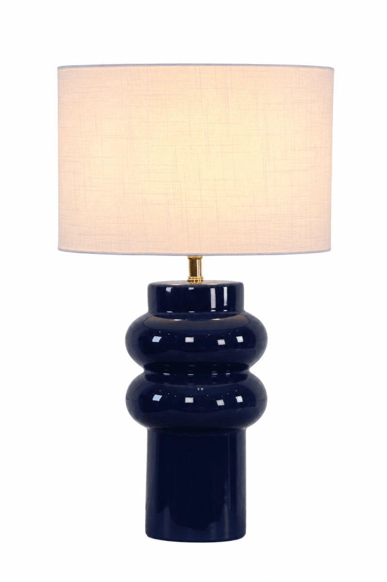 Anelli 56cm Blau tischlampe Von Nordic Lighting - Die Tischleuchte Anelli mit blauem, glänzendem Keramiksockel und weißem Leinenschirm ist ein elegantes und modernes Einrichtungsdetail.