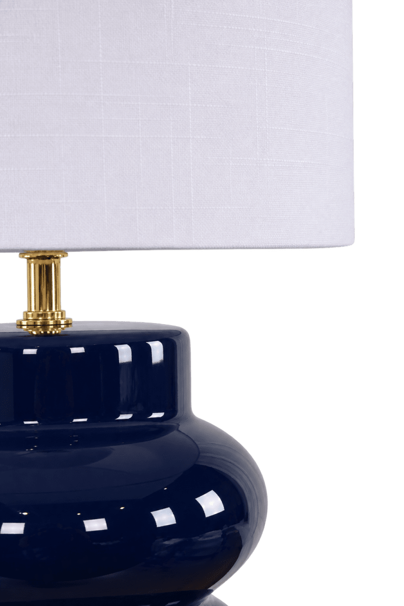 Anelli 56cm Blau tischlampe Von Nordic Lighting - Die Tischleuchte Anelli mit blauem, glänzendem Keramiksockel und weißem Leinenschirm ist ein elegantes und modernes Einrichtungsdetail.