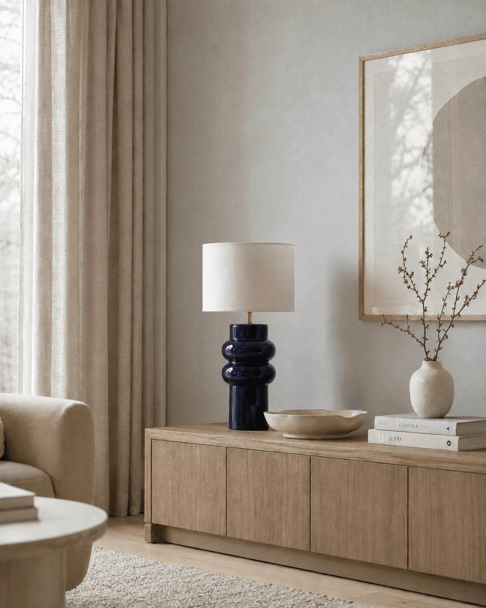 Anelli 56cm Blau tischlampe Von Nordic Lighting - Die Tischleuchte Anelli mit blauem, glänzendem Keramiksockel und weißem Leinenschirm ist ein elegantes und modernes Einrichtungsdetail.