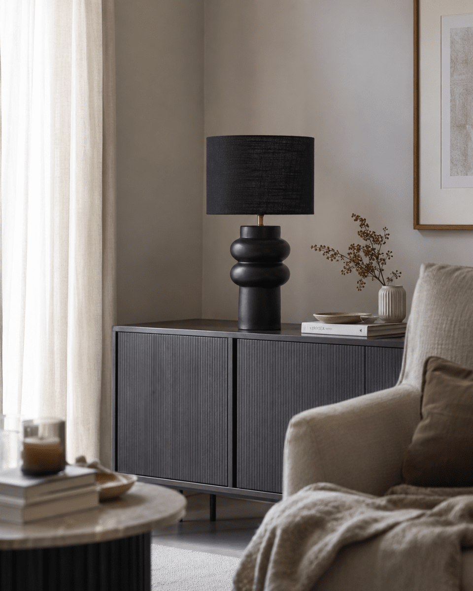 Anelli 56cm Schwarz tischlampe Von Nordic Lighting - Die einzigartige, skulpturale Form und der dunkle Farbton verleihen ihr einen modernen und eleganten Ausdruck.