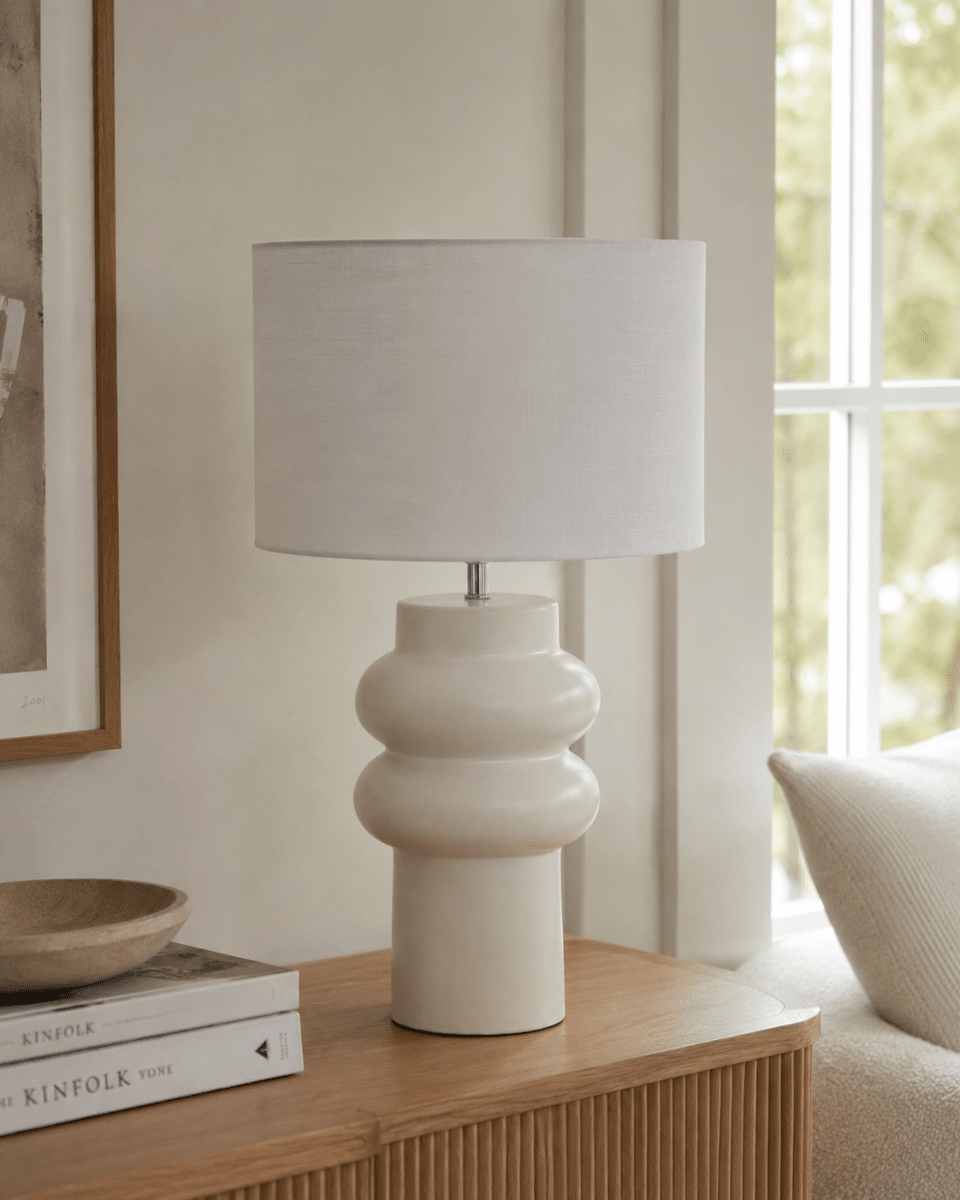Anelli 56cm Weiß tischlampe Von Nordic Lighting - Perfekt für eine warme und einladende Atmosphäre im Wohn- und Schlafzimmer.
