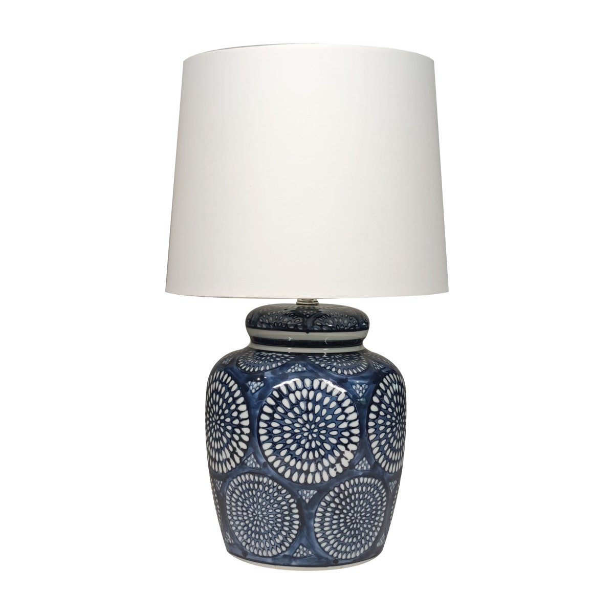 Emsfors 43cm Blau tischlampe Von Lampan - Der Keramikfu&szlig; besticht durch ein detailreiches blau-wei&szlig;es Muster, das der Leuchte einen klassischen und zugleich lebendigen Charakter verleiht.