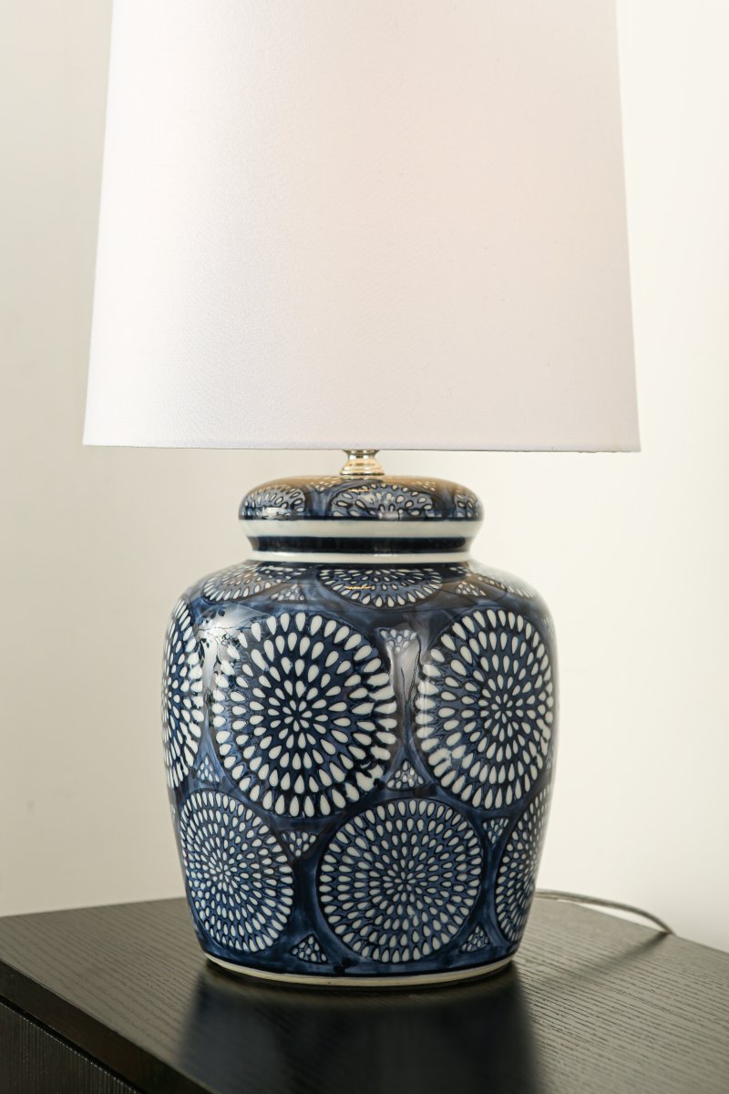 Emsfors 43cm Blau tischlampe Von Lampan - Der Keramikfu&szlig; besticht durch ein detailreiches blau-wei&szlig;es Muster, das der Leuchte einen klassischen und zugleich lebendigen Charakter verleiht.
