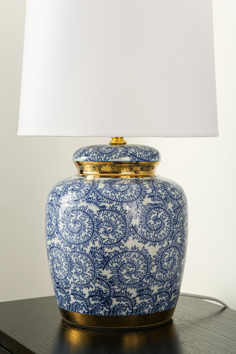 Mönsterås 43cm Blau tischlampe Von Lampan - Vacker bordslampa med dekorativt bl&aring;tt och vitt m&ouml;nster p&aring; porslinbasen med m&auml;ssingdetaljer.