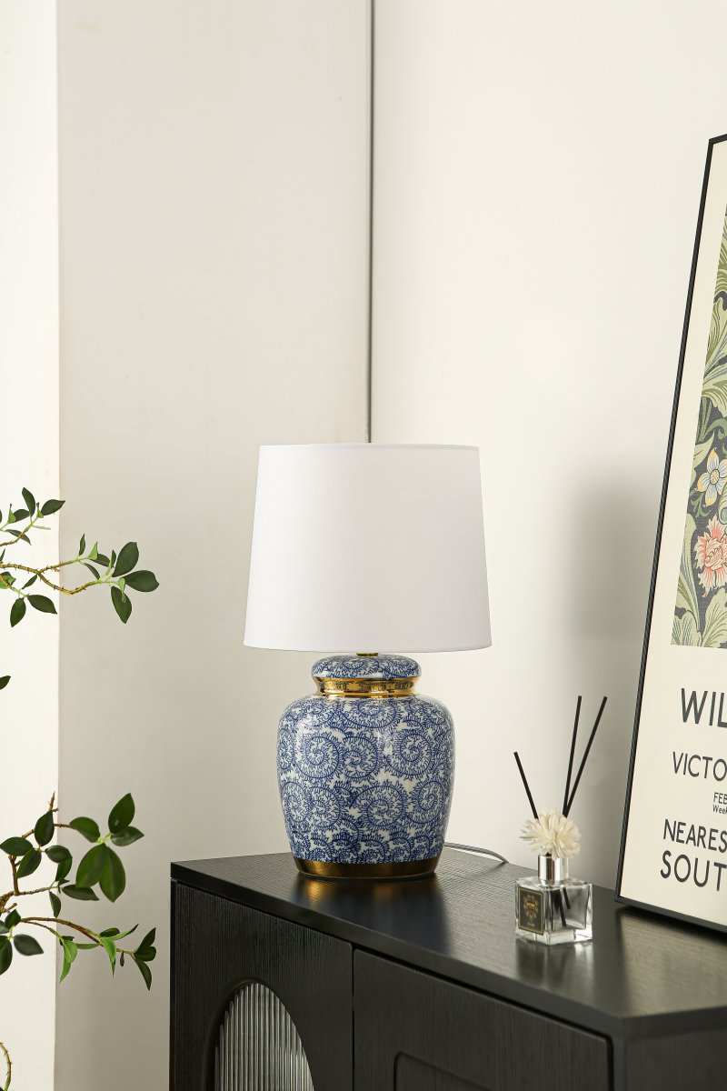 Mönsterås 43cm Blau tischlampe Von Lampan - Vacker bordslampa med dekorativt bl&aring;tt och vitt m&ouml;nster p&aring; porslinbasen med m&auml;ssingdetaljer.