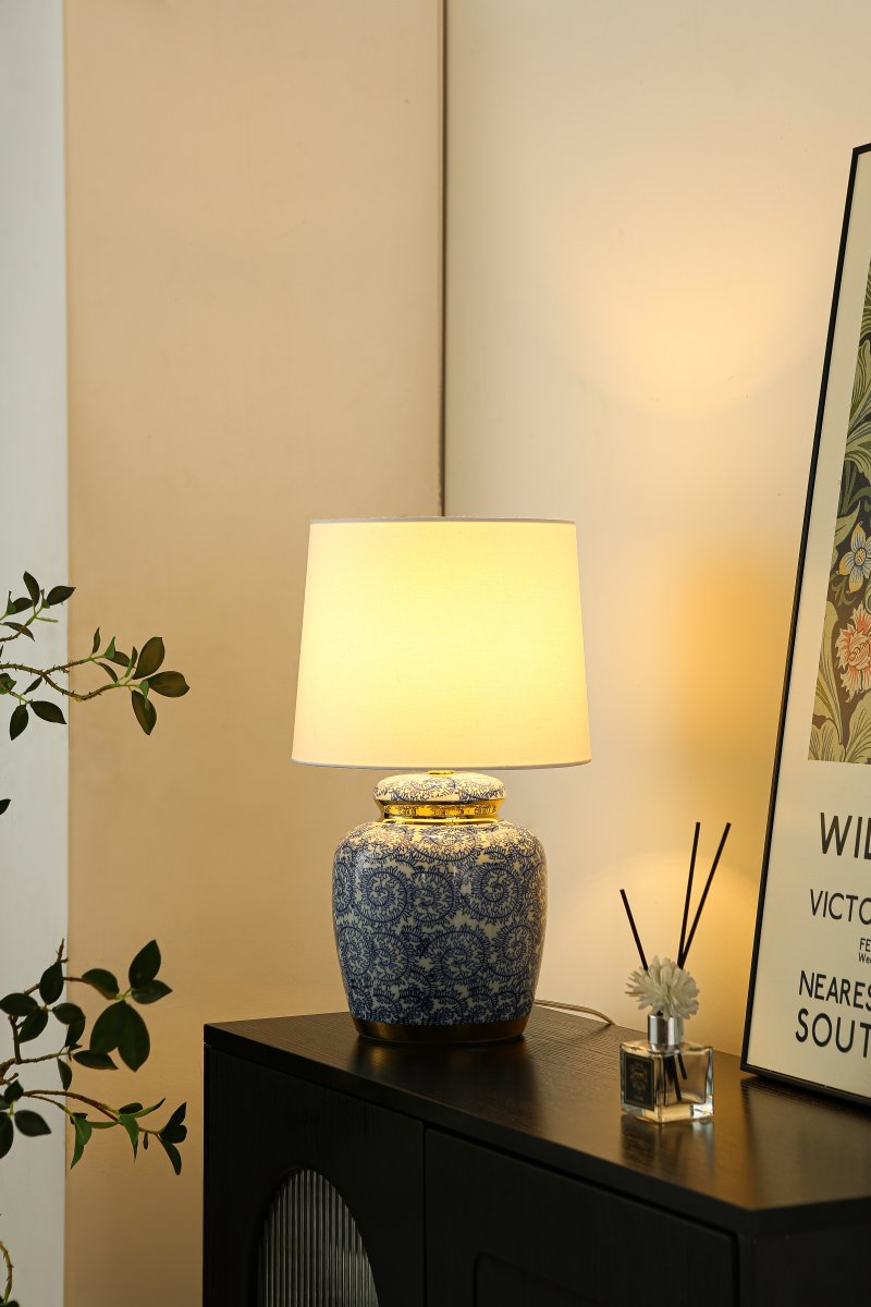 Mönsterås 43cm Blau tischlampe Von Lampan - Vacker bordslampa med dekorativt bl&aring;tt och vitt m&ouml;nster p&aring; porslinbasen med m&auml;ssingdetaljer.