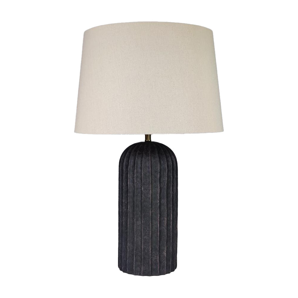 Porto 63cm Schwarz/Beige tischlampe Von Nordic Lighting - Der Lampenfu&szlig; ist aus Keramik gefertigt und der schwarz lackierte Lampenschirm verleiht ihr eine lebendige und exklusive Ausstrahlung.