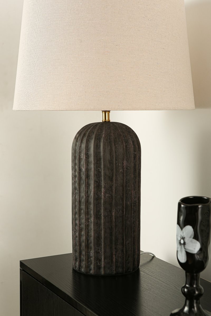 Porto 63cm Schwarz/Beige tischlampe Von Nordic Lighting - Der Lampenfu&szlig; ist aus Keramik gefertigt und der schwarz lackierte Lampenschirm verleiht ihr eine lebendige und exklusive Ausstrahlung.