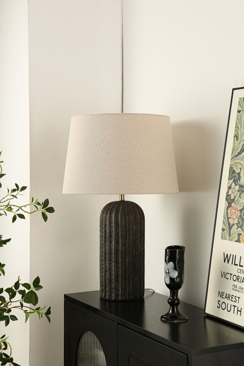 Porto 63cm Schwarz/Beige tischlampe Von Nordic Lighting - Der Lampenfu&szlig; ist aus Keramik gefertigt und der schwarz lackierte Lampenschirm verleiht ihr eine lebendige und exklusive Ausstrahlung.