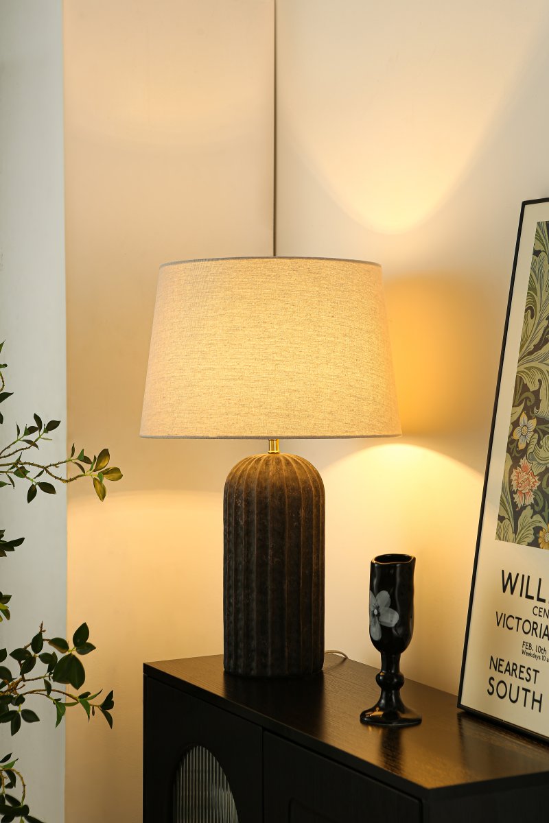Porto 63cm Schwarz/Beige tischlampe Von Nordic Lighting - Der Lampenfu&szlig; ist aus Keramik gefertigt und der schwarz lackierte Lampenschirm verleiht ihr eine lebendige und exklusive Ausstrahlung.