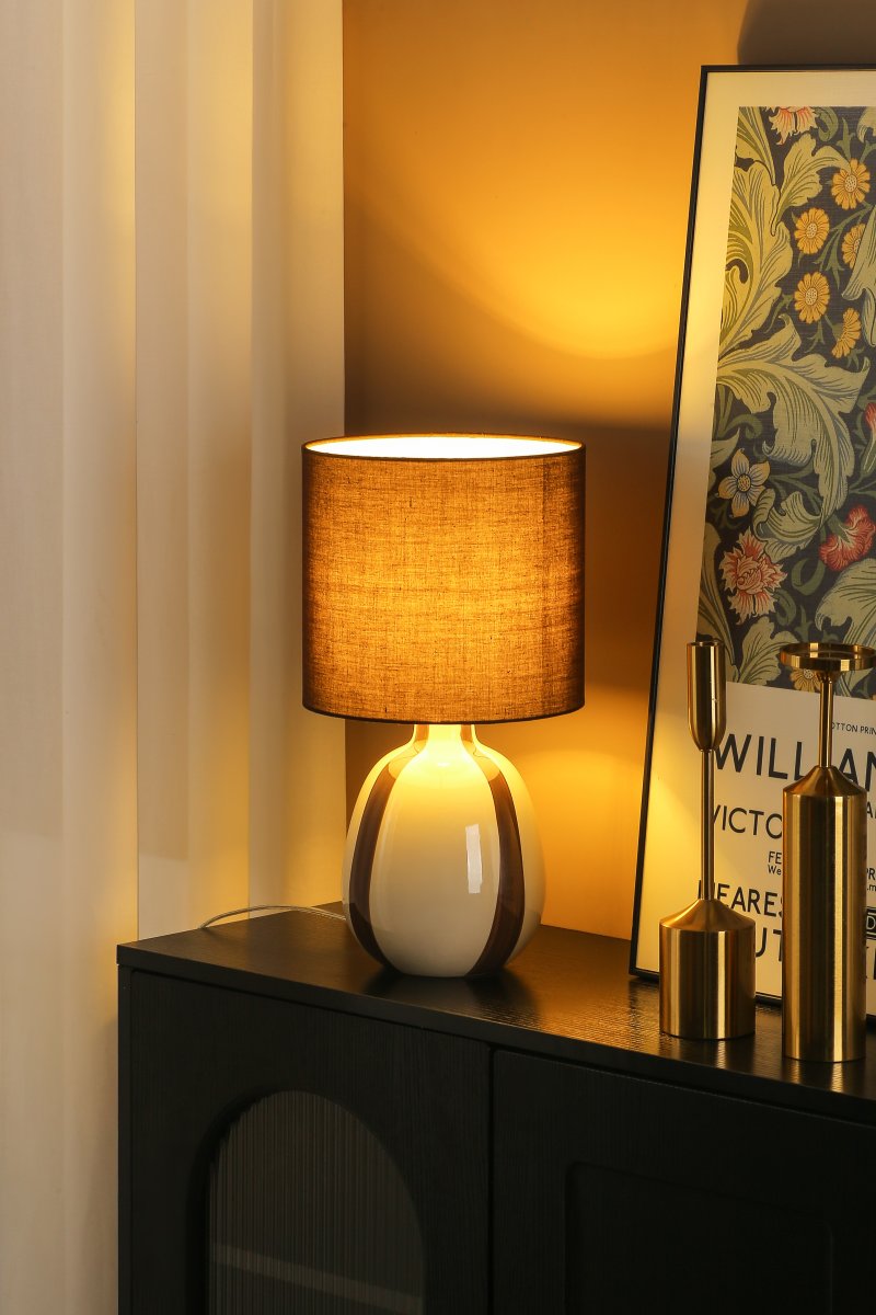 Rippel 40cm Braun tischlampe Von Nordic Lighting - Rippel ist eine elegante Tischleuchte mit einem harmonischen und satten Farbspiel.