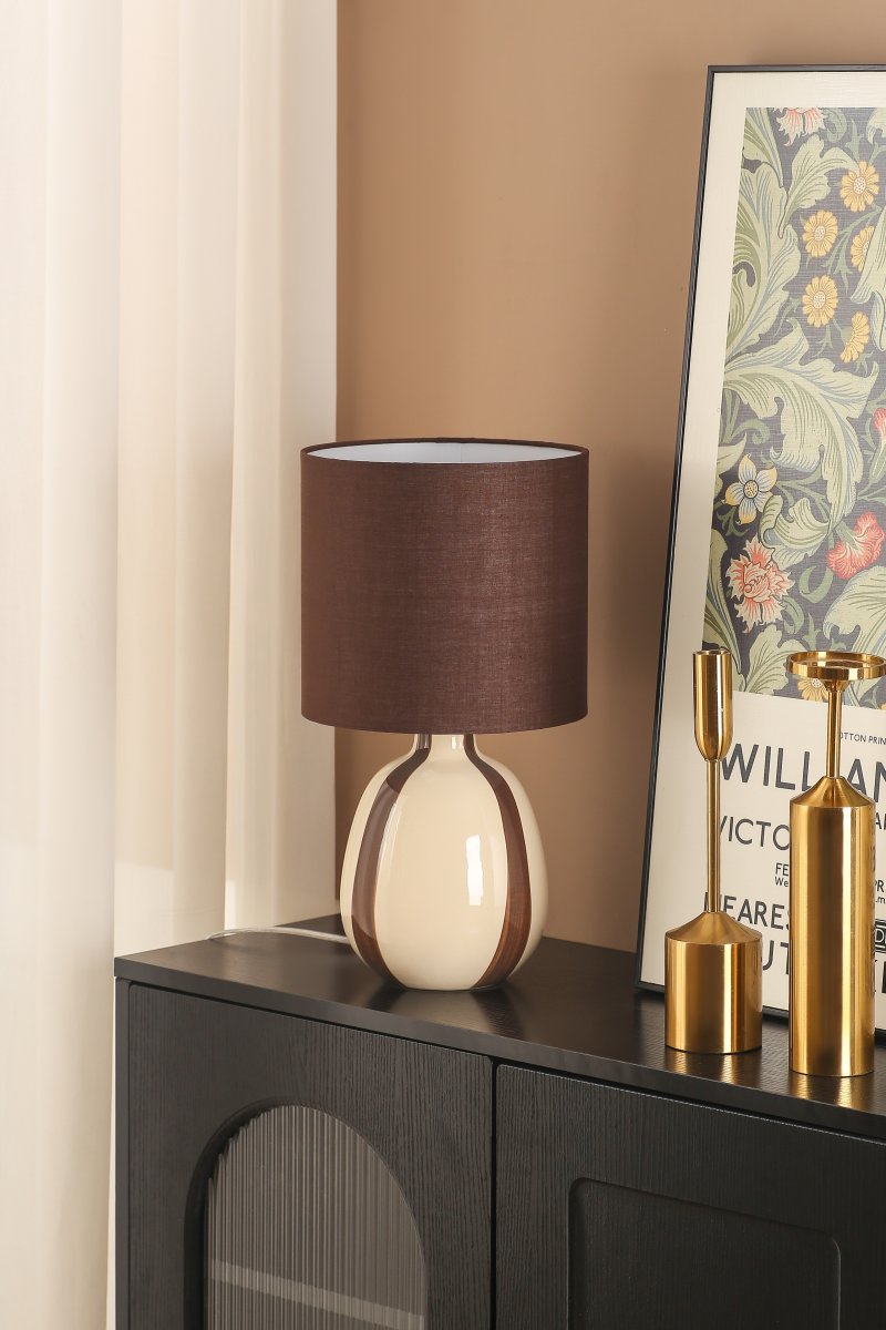 Rippel 40cm Braun tischlampe Von Nordic Lighting - Rippel ist eine elegante Tischleuchte mit einem harmonischen und satten Farbspiel.