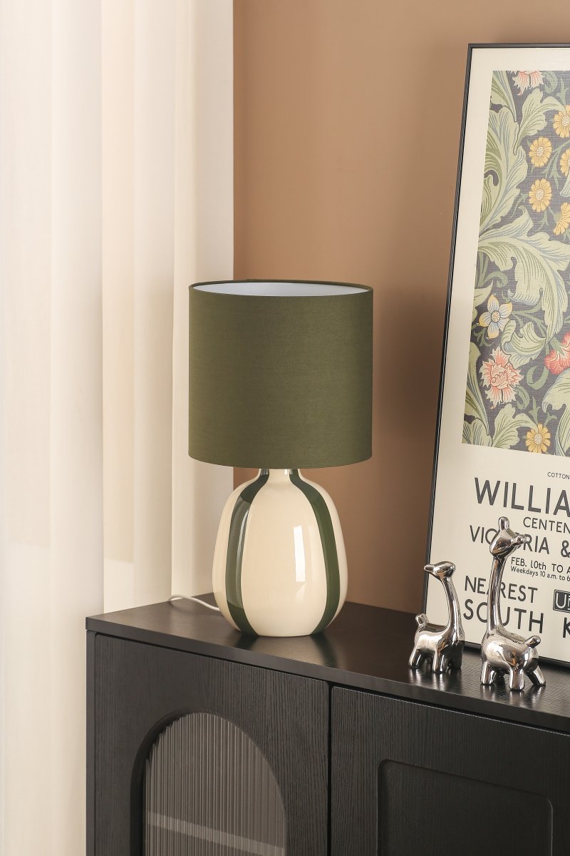 Rippel 40cm Grün tischlampe Von Nordic Lighting - Rippel ist eine elegante Tischleuchte mit einem harmonischen und satten Farbspiel.