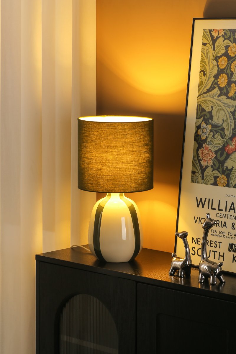 Rippel 40cm Grün tischlampe Von Nordic Lighting - Rippel ist eine elegante Tischleuchte mit einem harmonischen und satten Farbspiel.