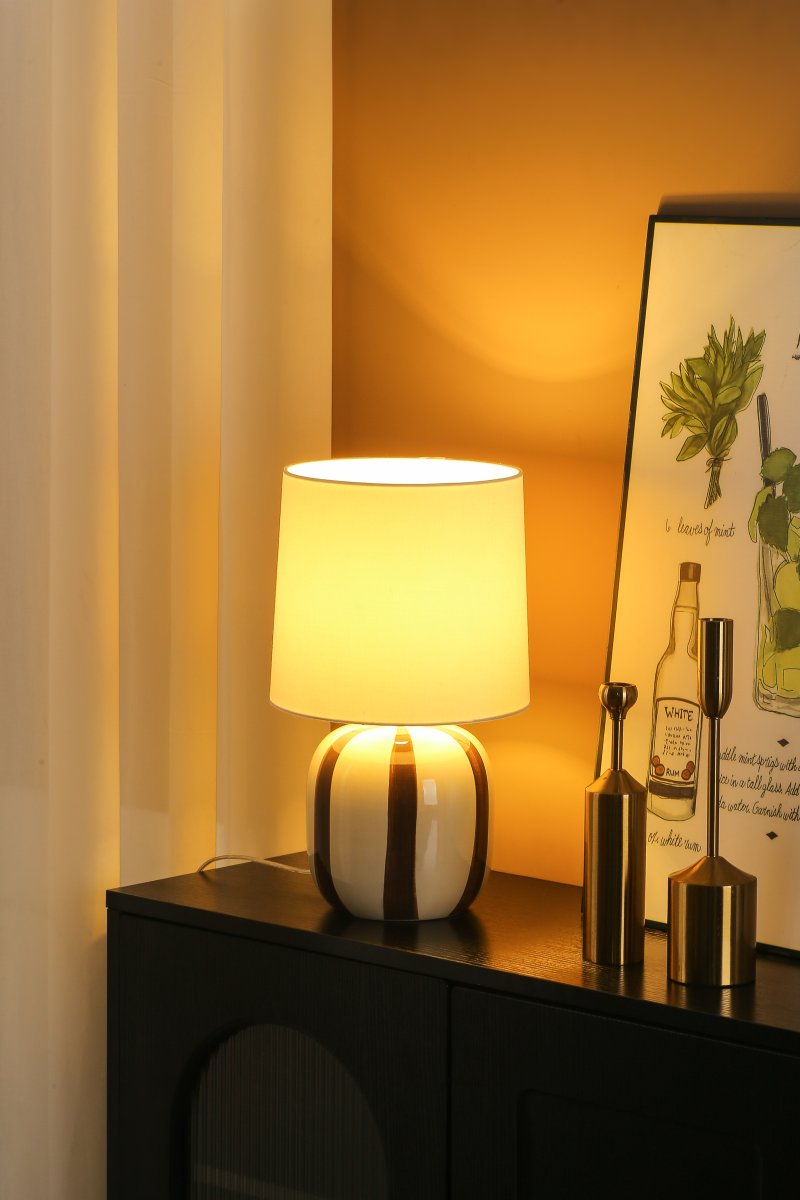 Pholca 38cm Weiß/braun tischlampe Von Nordic Lighting - Der Lampenfu&szlig; aus Keramik ist cremewei&szlig; mit braunen Streifen, die ihm Lebendigkeit und Charakter verleihen.