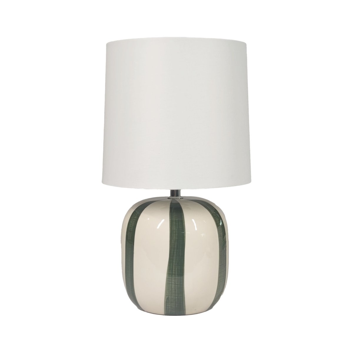 Pholca 38cm Weiß/Grün tischlampe Von Nordic Lighting - Der Lampenfu&szlig; aus Keramik ist cremewei&szlig; mit gr&uuml;nen Streifen, die f&uuml;r Lebendigkeit und Charakter sorgen.