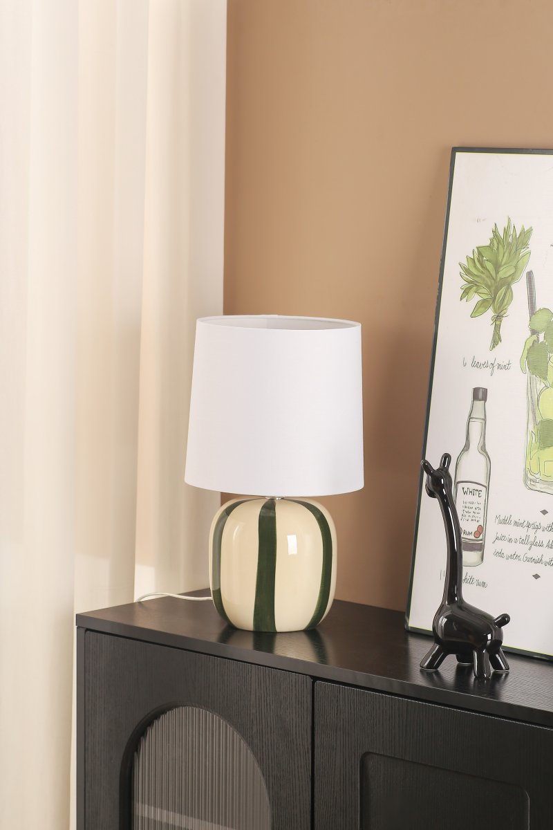 Pholca 38cm Weiß/Grün tischlampe Von Nordic Lighting - Der Lampenfu&szlig; aus Keramik ist cremewei&szlig; mit gr&uuml;nen Streifen, die f&uuml;r Lebendigkeit und Charakter sorgen.