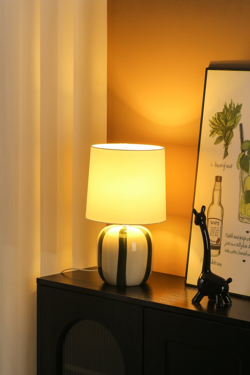 Pholca 38cm Weiß/Grün tischlampe Von Nordic Lighting - Der Lampenfu&szlig; aus Keramik ist cremewei&szlig; mit gr&uuml;nen Streifen, die f&uuml;r Lebendigkeit und Charakter sorgen.