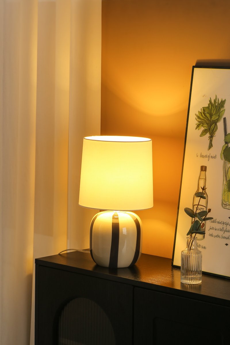 Pholca 38cm Weiß/grau tischlampe Von Nordic Lighting - Der Lampenfu&szlig; aus Keramik besticht durch seine cremewei&szlig;e Basis und graue Streifen, die f&uuml;r Lebendigkeit und Charakter sorgen.