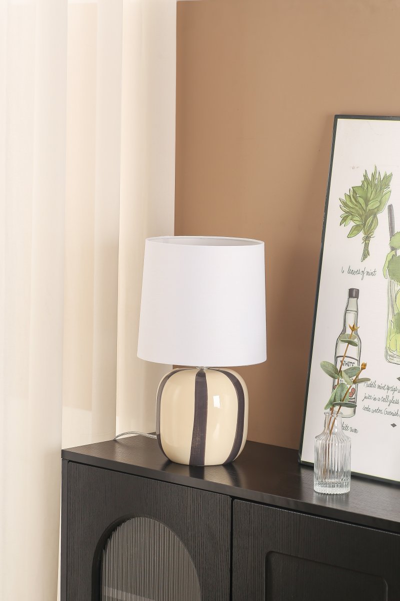 Pholca 38cm Weiß/grau tischlampe Von Nordic Lighting - Der Lampenfu&szlig; aus Keramik besticht durch seine cremewei&szlig;e Basis und graue Streifen, die f&uuml;r Lebendigkeit und Charakter sorgen.