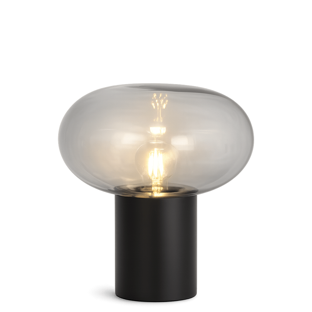 Alba 32cm Schwarz/Rauchig tischlampe Von Nordic Lighting - Der schwarze Metallfu&szlig; verleiht ihr einen stabilen und eleganten Look, w&auml;hrend der rauchfarbene Glasschirm ein sanftes und stimmungsvolles Licht erzeugt.