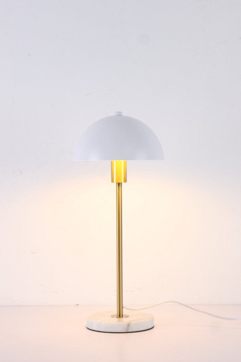 Dito 47cm Weiß tischlampe Von Nordic Lighting - Die Leuchte spendet angenehmes Licht und ist ein stilvolles Detail auf jedem Schreibtisch oder Beistelltisch.