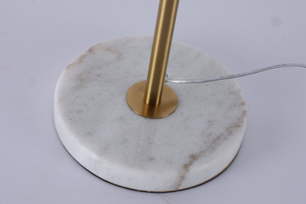 Dito 47cm Weiß tischlampe Von Nordic Lighting - Die Leuchte spendet angenehmes Licht und ist ein stilvolles Detail auf jedem Schreibtisch oder Beistelltisch.