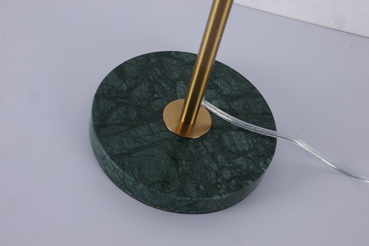 Dito 47cm Grün tischlampe Von Nordic Lighting - Die Leuchte spendet angenehmes Licht und ist ein stilvolles Detail auf jedem Schreibtisch oder Beistelltisch.