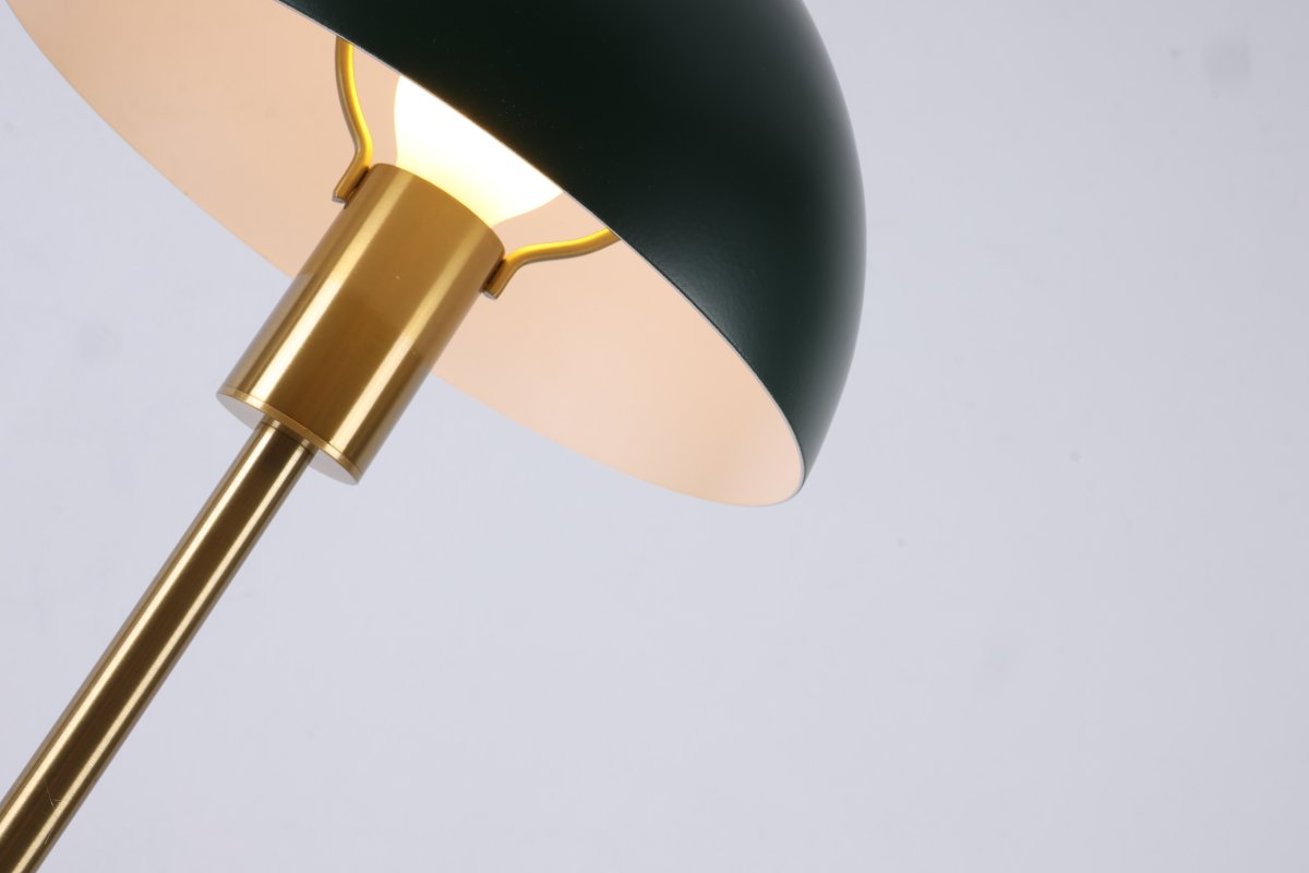 Dito 47cm Grün tischlampe Von Nordic Lighting - Die Leuchte spendet angenehmes Licht und ist ein stilvolles Detail auf jedem Schreibtisch oder Beistelltisch.