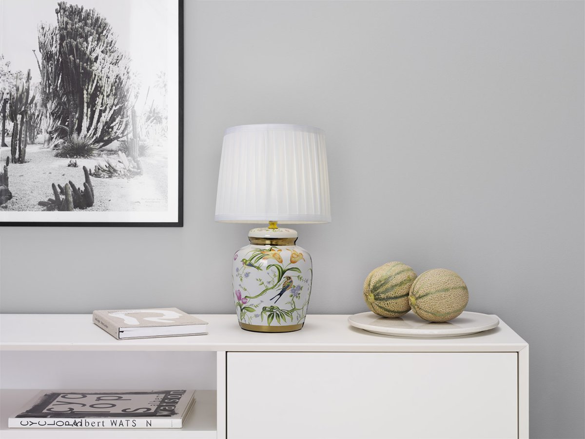 Klassisk 44cm Weiß tischlampe Von Cottex - Diese klassische Tischlampe aus Keramik und Textil strahlt Eleganz und Tradition aus.