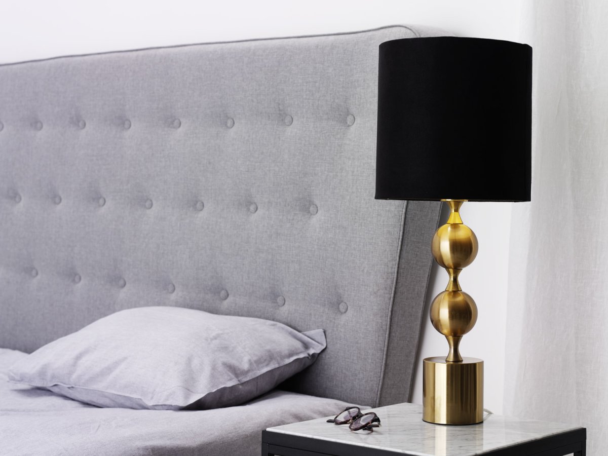 Prakt 60cm Gebürstetes Messing tischlampe Von Cottex - Die prächtige Tischlampe aus Metall und Textil ist eine elegante und auffällige Lampe, die dem Raum eine anspruchsvolle Note verleiht.