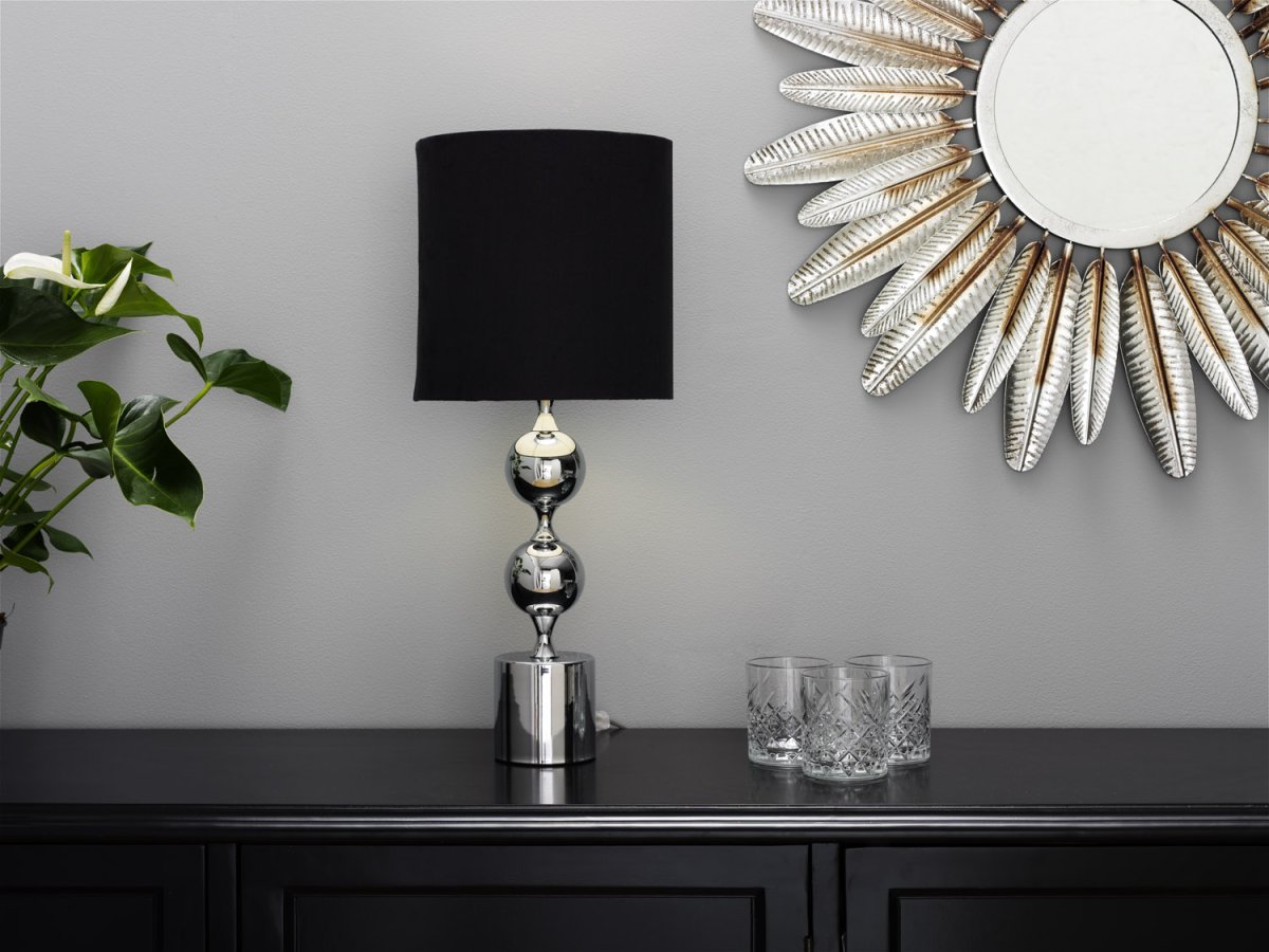 Prakt 60cm Chrom tischlampe Von Cottex - Die pr&auml;chtige Tischlampe aus Metall und Textil ist eine elegante und auff&auml;llige Lampe, die dem Raum eine anspruchsvolle Note verleiht.