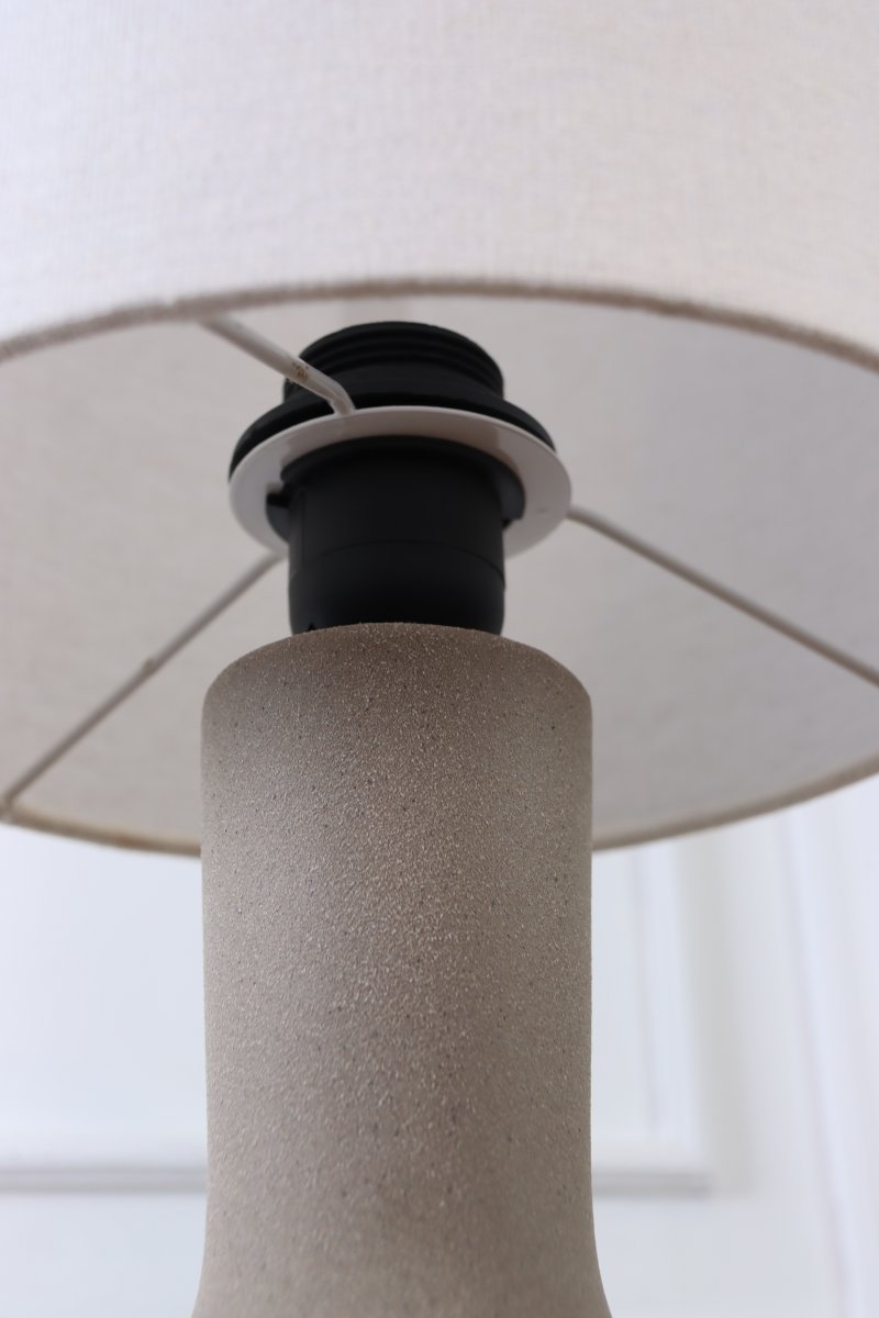 Lill Boda 52cm Sand tischlampe Von Nordic Lighting - Die Kombination aus klaren Linien und nat&uuml;rlichen Materialien macht die Leuchte zu einem echten Blickfang, der sowohl auf dem Beistelltisch als auch auf dem Schreibtisch eine gute Figur macht.