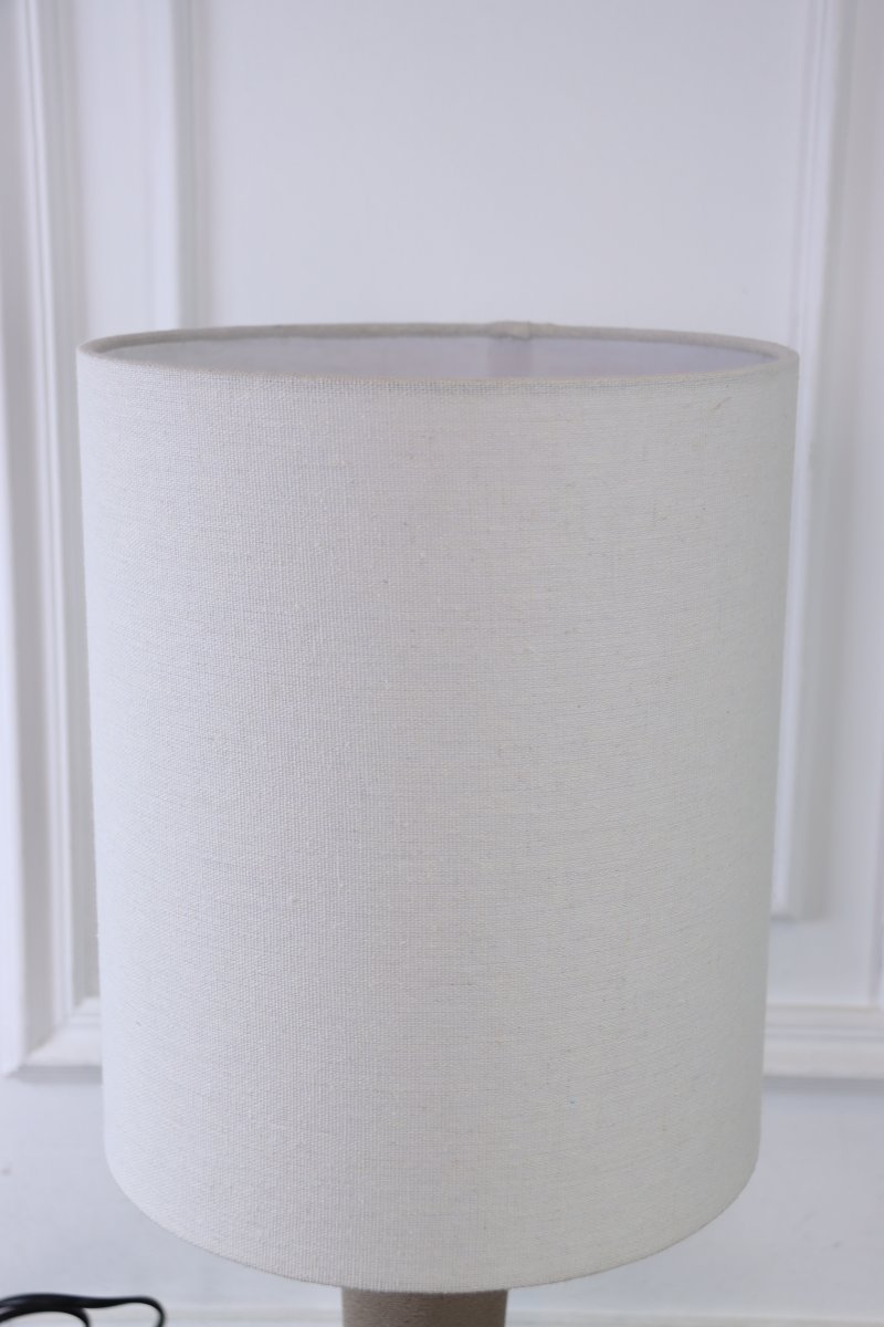Lill Boda 52cm Sand tischlampe Von Nordic Lighting - Die Kombination aus klaren Linien und nat&uuml;rlichen Materialien macht die Leuchte zu einem echten Blickfang, der sowohl auf dem Beistelltisch als auch auf dem Schreibtisch eine gute Figur macht.
