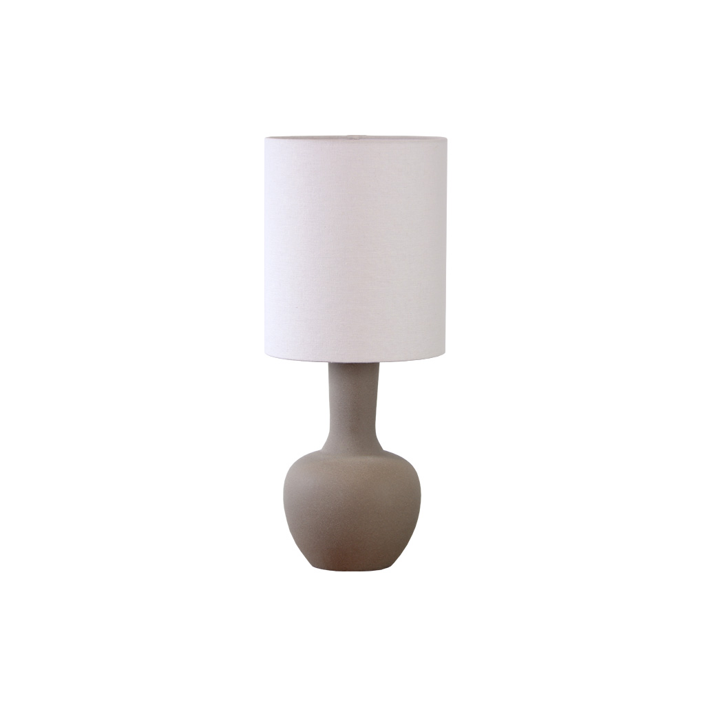 Lill Boda 52cm Sand tischlampe Von Nordic Lighting - Die Kombination aus klaren Linien und nat&uuml;rlichen Materialien macht die Leuchte zu einem echten Blickfang, der sowohl auf dem Beistelltisch als auch auf dem Schreibtisch eine gute Figur macht.