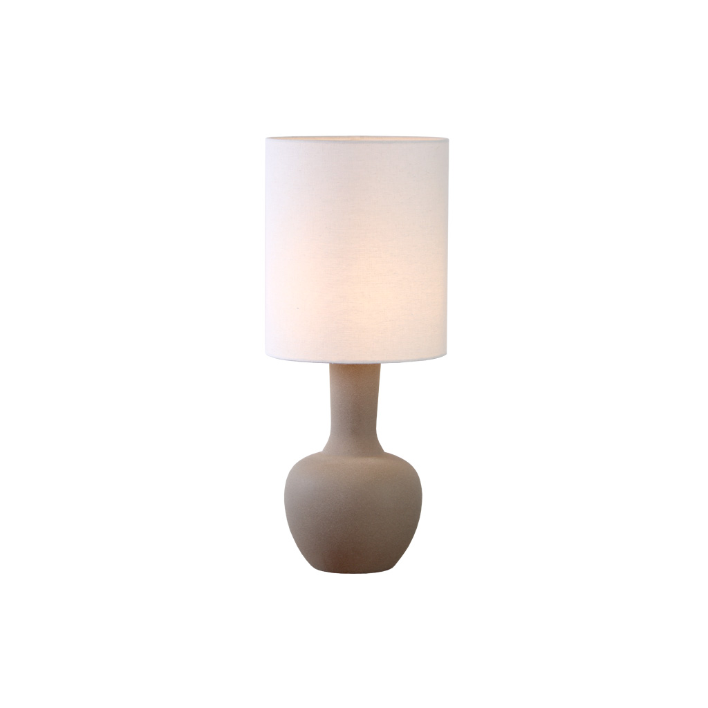Lill Boda 52cm Sand tischlampe Von Nordic Lighting - Die Kombination aus klaren Linien und nat&uuml;rlichen Materialien macht die Leuchte zu einem echten Blickfang, der sowohl auf dem Beistelltisch als auch auf dem Schreibtisch eine gute Figur macht.