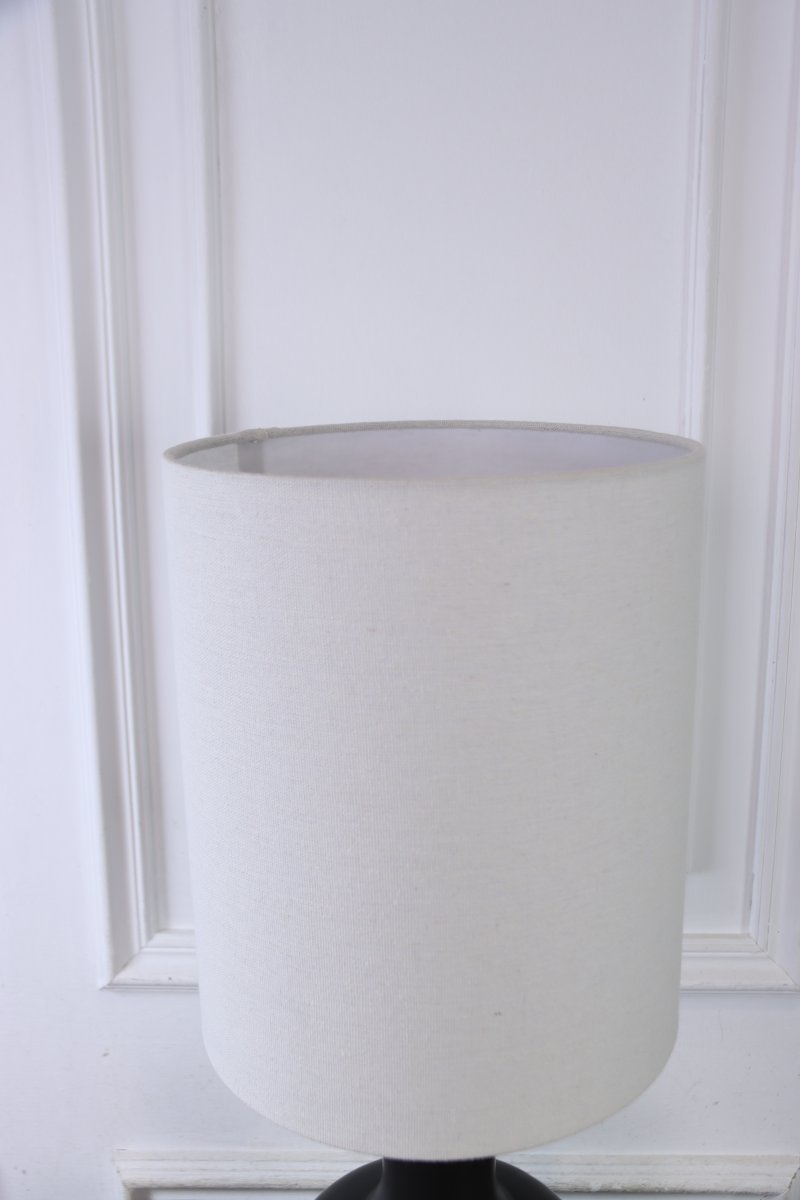 Lill Boda 52cm Schwarz tischlampe Von Nordic Lighting - Die stilvolle Tischleuchte Lill Boda aus Keramik besticht durch ihren glatten, schwarzen Fu&szlig;, der ihr eine sanfte und harmonische Ausstrahlung verleiht.