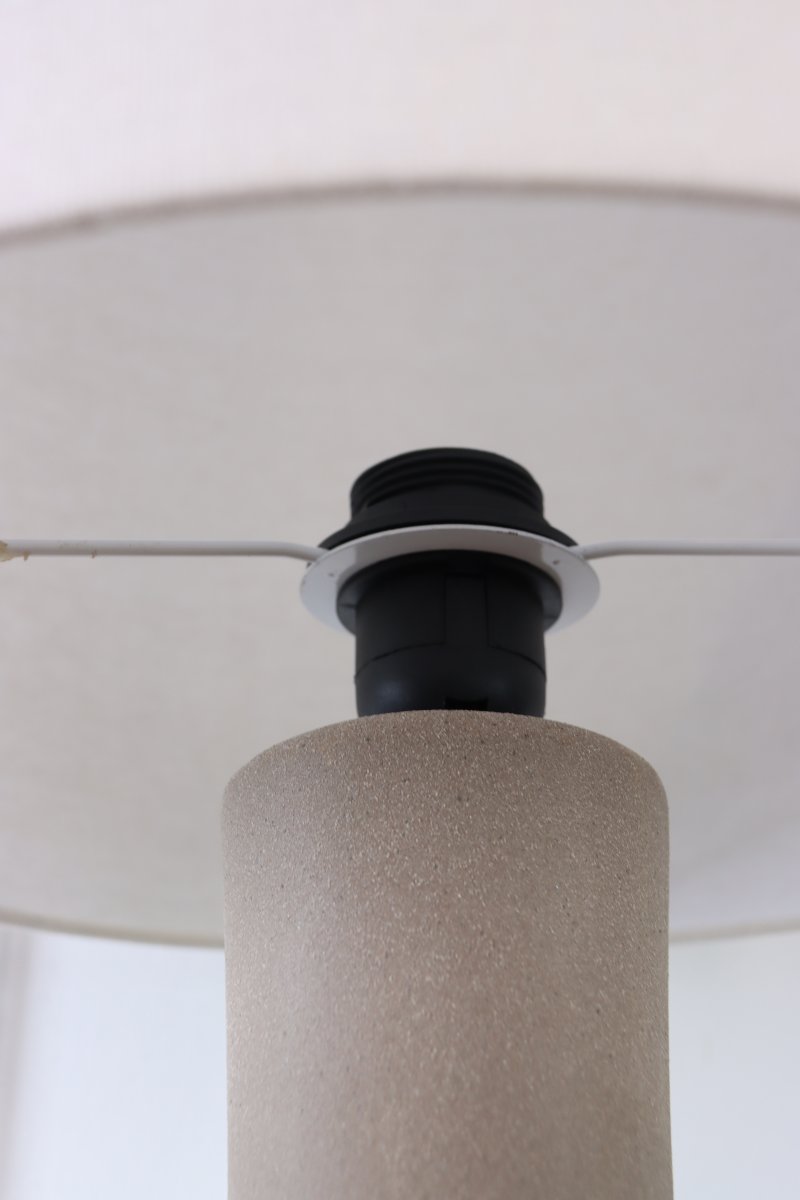 Boda 78cm Sand tischlampe Von Nordic Lighting - Boda ist eine stilvolle Tischleuchte aus Keramik mit einem naturfarbenen, sandfarbenen Fu&szlig;, der ihr eine sanfte und harmonische Ausstrahlung verleiht.