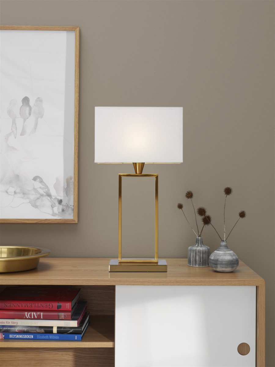 Kensington 50cm Messing tischlampe Von Cottex - Der stilvolle Metallrahmen sorgt für ein luftiges und modernes Ambiente, während der weiße Textilschirm ein weiches und angenehmes Licht verbreitet.