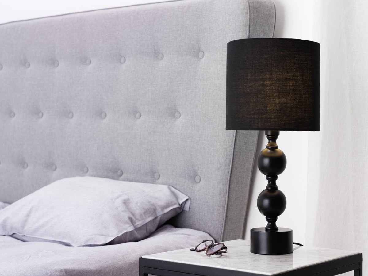 Pompa 46cm Schwarz tischlampe Von Cottex - Die Tischleuchte Pompa aus Metall und Textil ist eine elegante und auffällige Leuchte, die dem Raum eine edle Note verleiht.