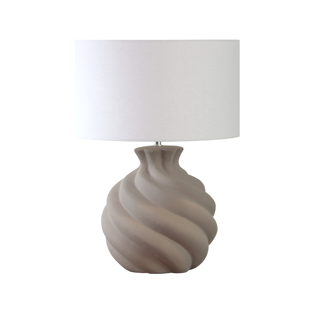 Vindel 52cm Sand tischlampe Von Lampan - Der Keramikfu&szlig; besticht durch seine sandfarbene, strukturierte Oberfl&auml;che und ein sanft geschwungenes Design, das ihm eine lebendige und skulpturale Ausstrahlung verleiht.