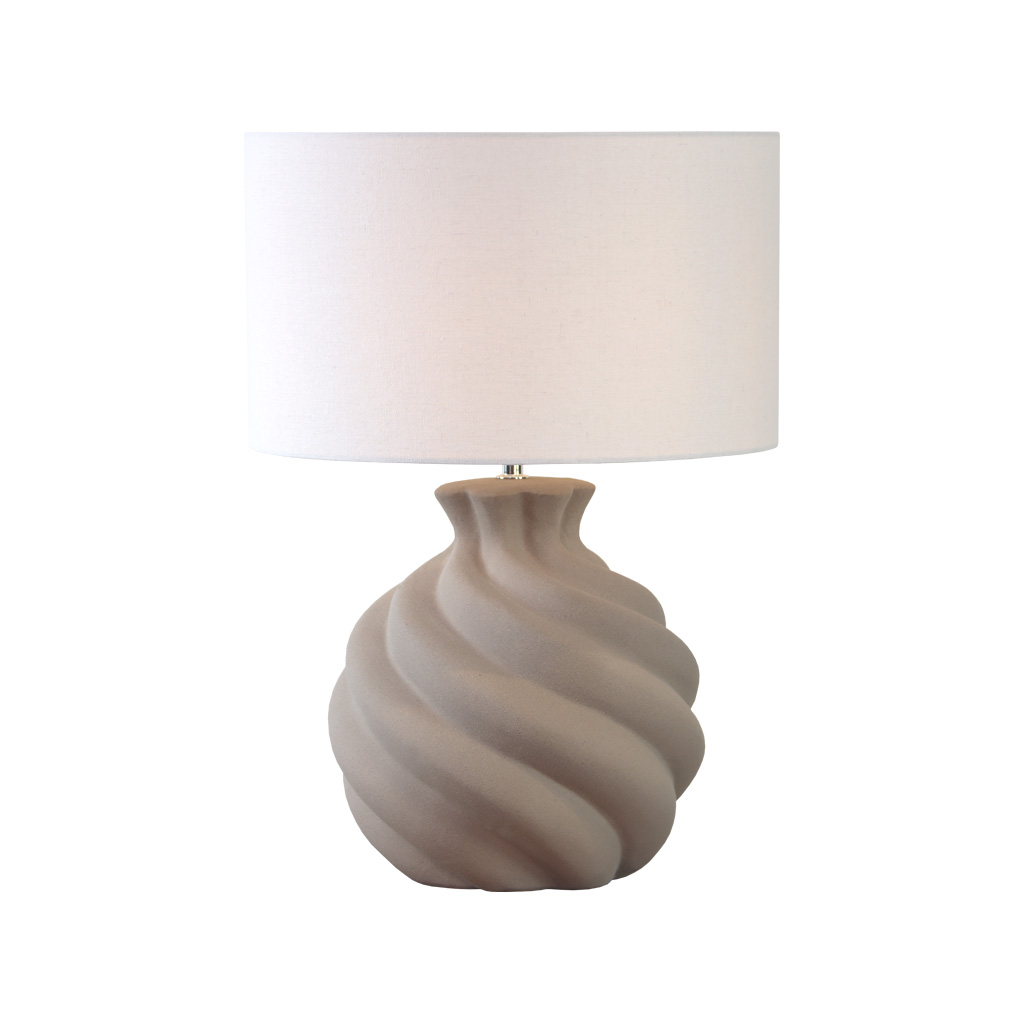 Vindel 52cm Sand tischlampe Von Lampan - Der Keramikfu&szlig; besticht durch seine sandfarbene, strukturierte Oberfl&auml;che und ein sanft geschwungenes Design, das ihm eine lebendige und skulpturale Ausstrahlung verleiht.